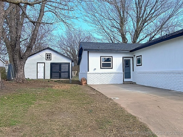 view of front of house featuring an outbuilding