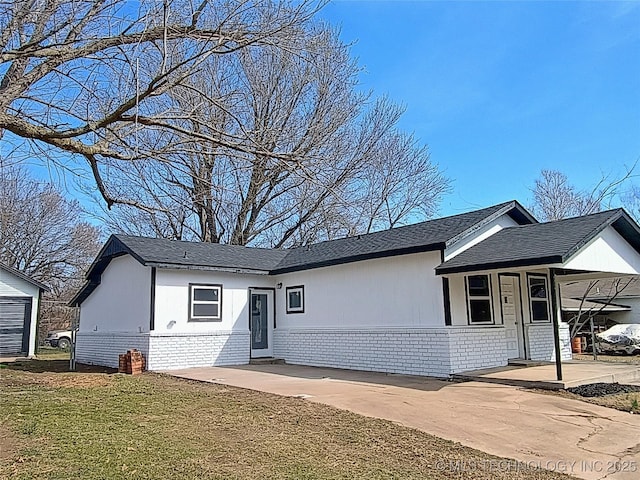 ranch-style house featuring brick siding, entry steps, and a front yard