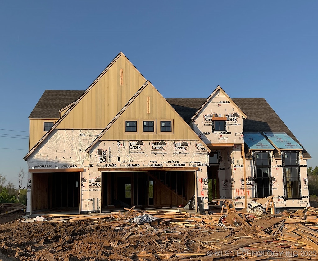 view of front facade featuring roof with shingles