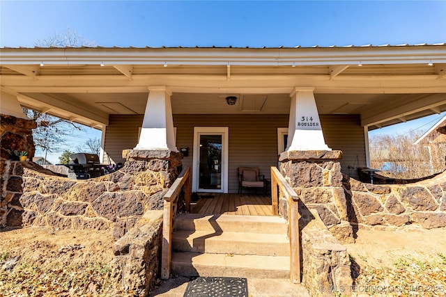 doorway to property with covered porch