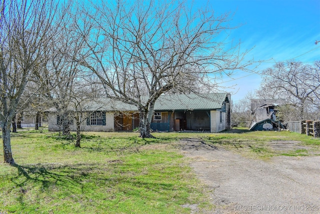 view of front facade featuring a front yard and driveway