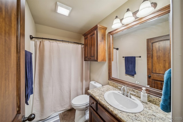 full bathroom featuring a shower with curtain, toilet, and vanity