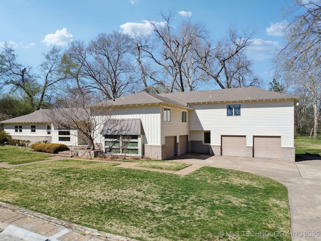view of front facade featuring brick siding, an attached garage, driveway, and a front lawn