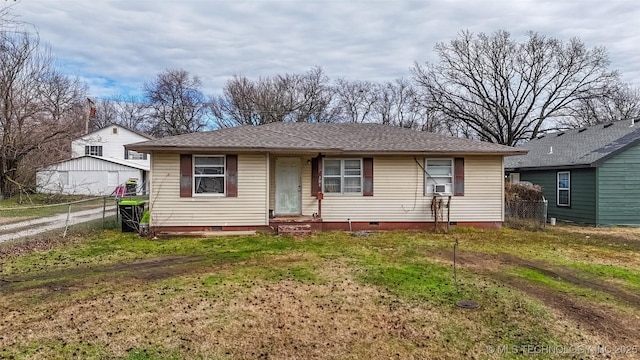 view of front of property featuring entry steps, fence, roof with shingles, a front yard, and crawl space