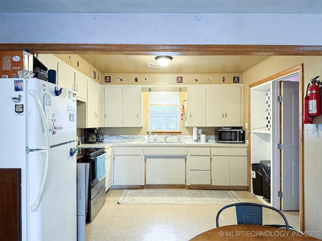 kitchen with visible vents, light floors, light countertops, appliances with stainless steel finishes, and a sink