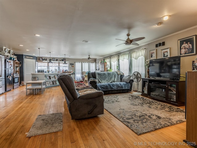 35575 W 87th Pl S, Mannford, OK 74044 - living area featuring light wood-type flooring, ornamental molding, ceiling fan, and recessed lighting
