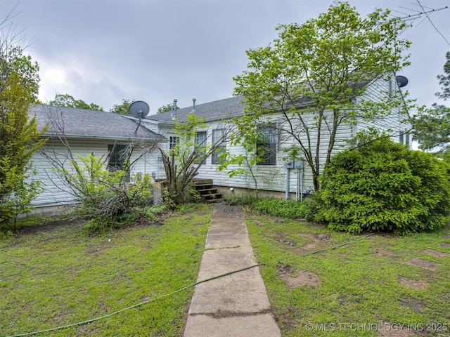 35575 W 87th Pl S, Mannford, OK 74044 - view of front of home with a shingled roof and a front yard