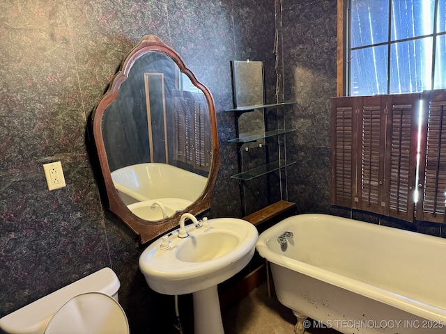 707 E 15th St, Okmulgee, OK 74447 - bathroom with a soaking tub and wallpapered walls