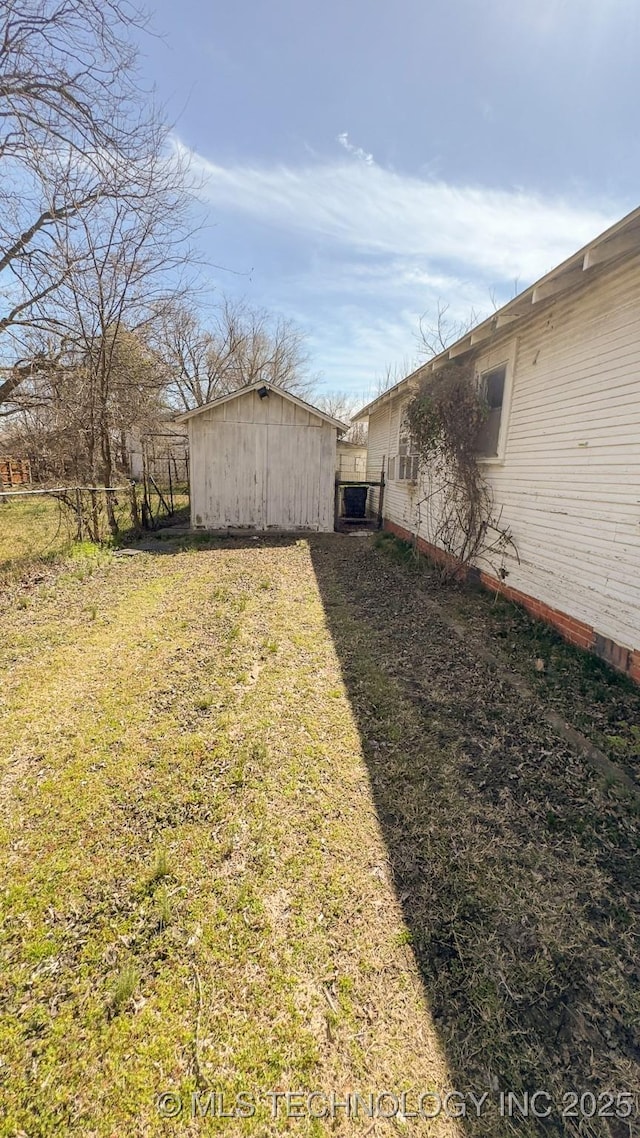 view of yard featuring an outdoor structure