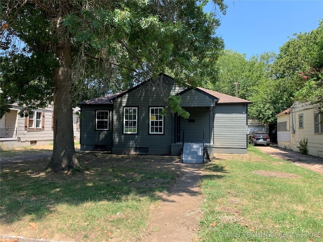 view of front of property with a front yard