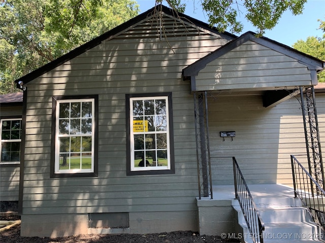 view of front facade featuring crawl space