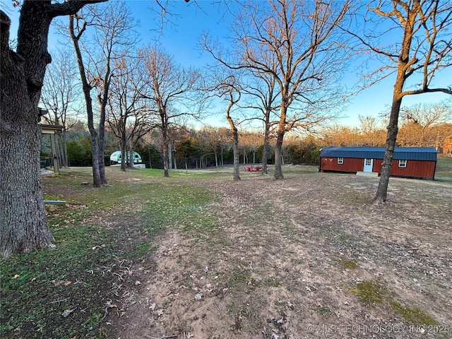 view of yard featuring an outbuilding