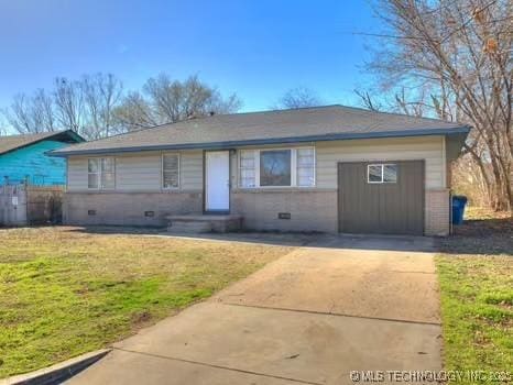 ranch-style house featuring crawl space, a front lawn, and driveway