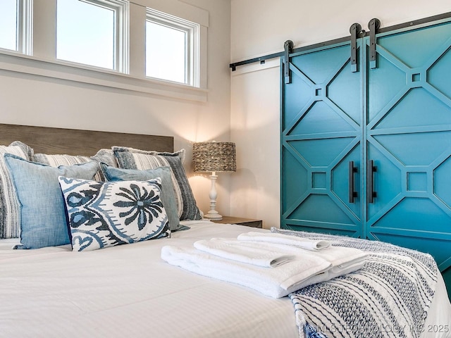 bedroom featuring a barn door