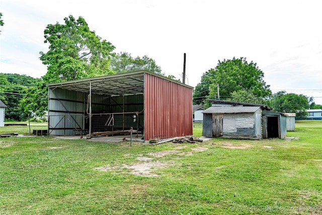 view of pole building featuring a lawn