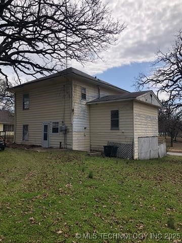 view of side of property featuring a lawn