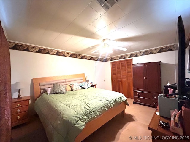 bedroom featuring visible vents, light colored carpet, and a ceiling fan