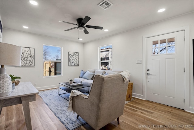 living room with light wood-style flooring, recessed lighting, visible vents, and ceiling fan