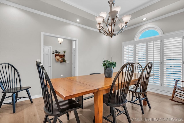 dining room featuring recessed lighting, a notable chandelier, light wood-style flooring, and crown molding