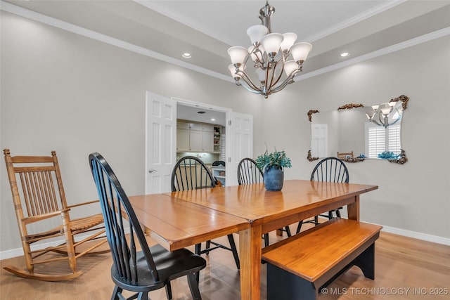 dining room with recessed lighting, light wood-style floors, an inviting chandelier, crown molding, and baseboards