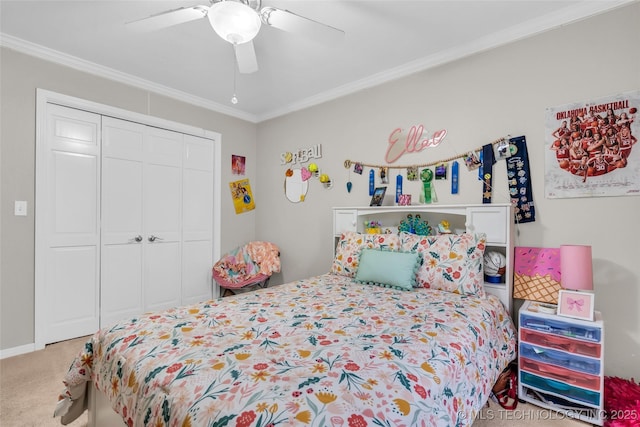 bedroom featuring a closet, carpet, crown molding, and a ceiling fan