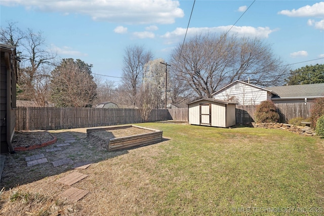 view of yard with an outbuilding, a vegetable garden, a fenced backyard, and a shed