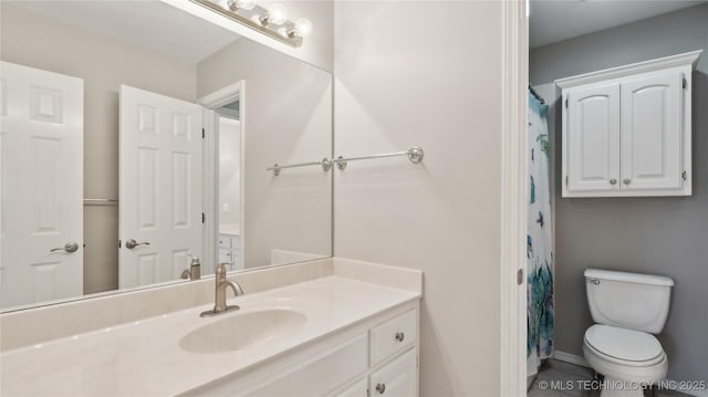 full bathroom with vanity, a shower with shower curtain, toilet, and baseboards