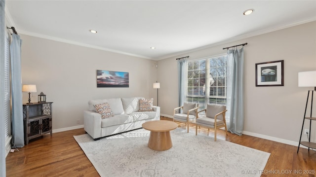 living area with recessed lighting, baseboards, wood finished floors, and ornamental molding