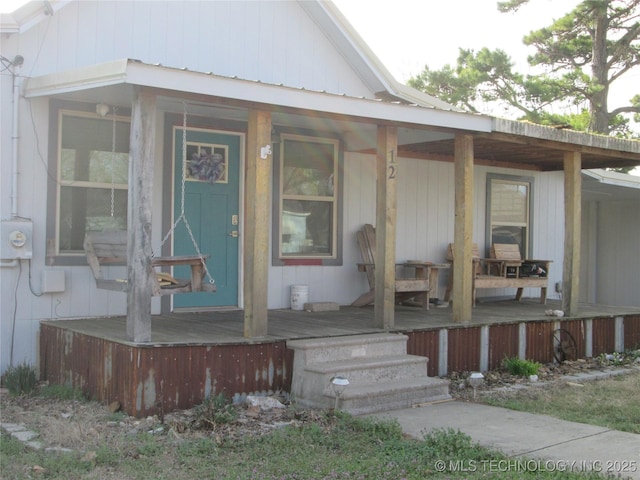 property entrance featuring a porch