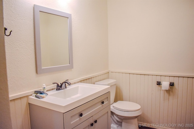 415347 E 1912th Rd, Antlers, OK 74523 - bathroom with vanity, wainscoting, and toilet