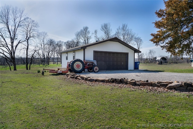 detached garage featuring gravel driveway