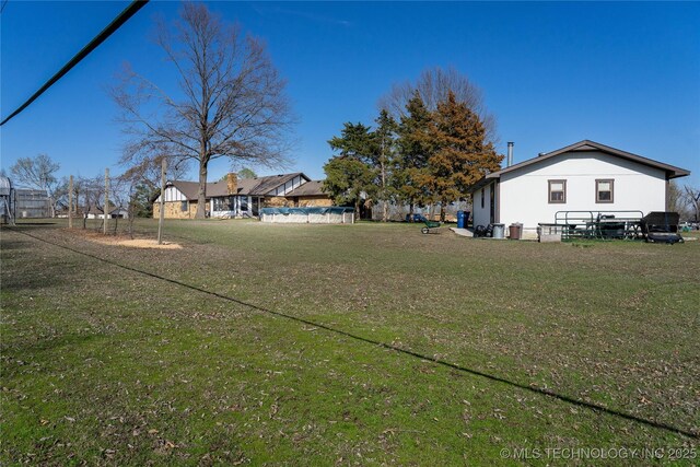 view of yard featuring a swimming pool