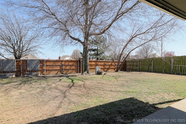 view of yard featuring a fenced backyard