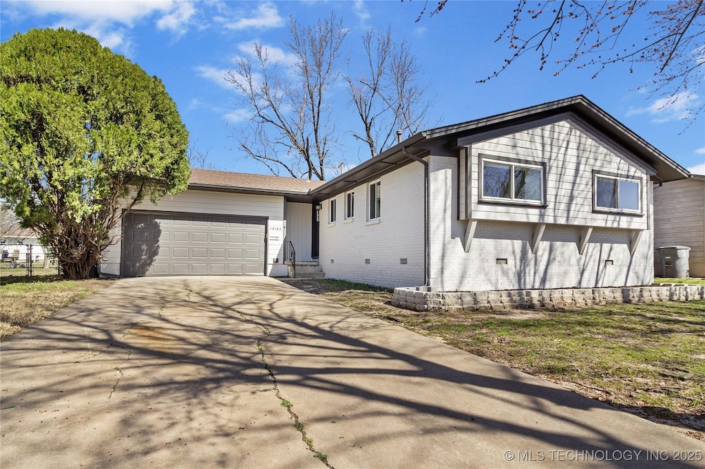 view of front facade featuring an attached garage and driveway