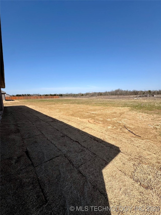 view of yard featuring a rural view