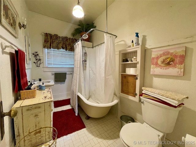 full bathroom featuring a shower with shower curtain, toilet, a bathing tub, and a sink