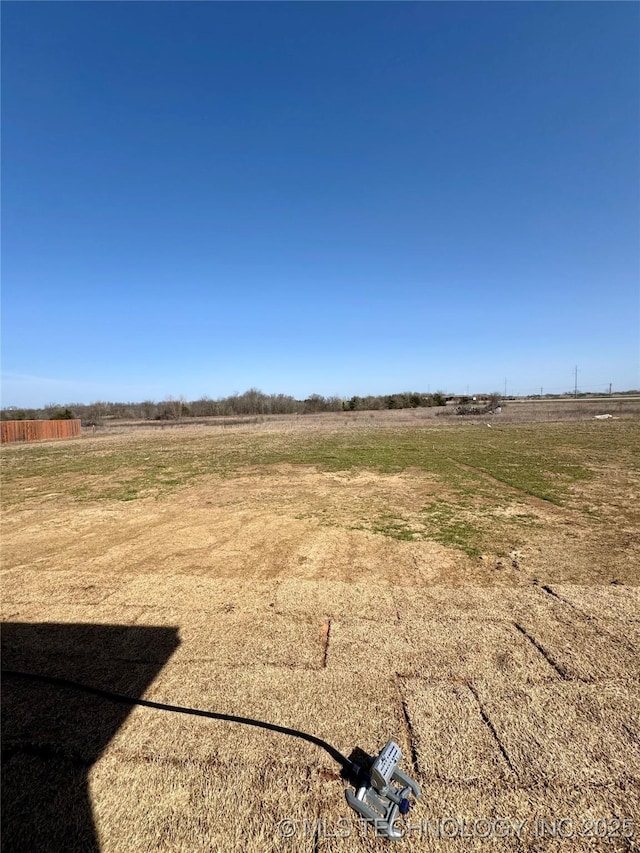 view of yard featuring a rural view