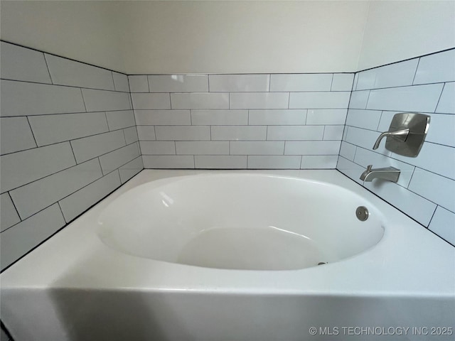 full bathroom featuring a washtub