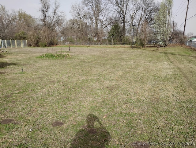 view of yard featuring fence