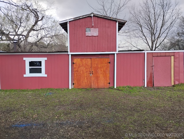 view of pole building with a yard