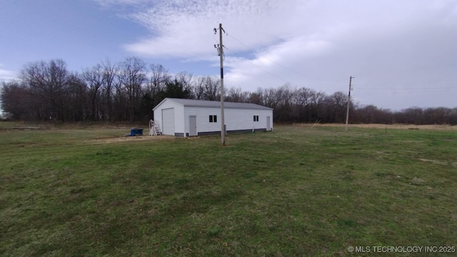 view of yard featuring an outdoor structure