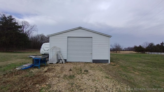 view of outdoor structure with an outbuilding