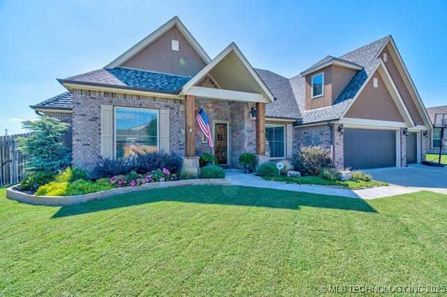 craftsman-style house featuring stucco siding, driveway, and a front yard