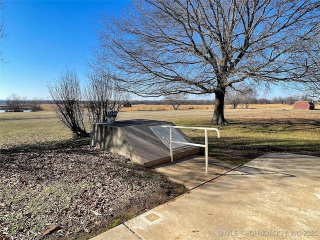 view of yard featuring a rural view