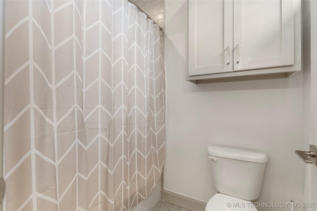 full bath featuring a shower with curtain and toilet