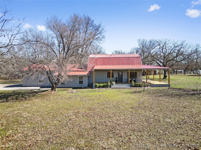 view of front of home featuring metal roof, a gambrel roof, covered porch, and a front lawn