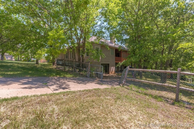 view of front of house with stucco siding, a front lawn, and fence