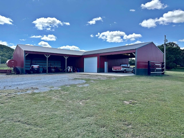 view of pole building featuring a yard