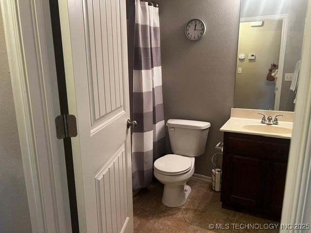 full bathroom featuring vanity, toilet, a shower with curtain, and baseboards