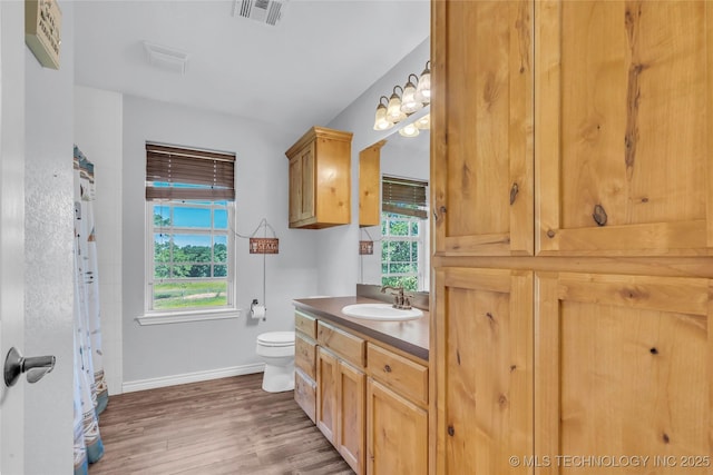 922 Oak Ridge St, Ardmore, OK 73401 - full bathroom with vanity and wood finished floors